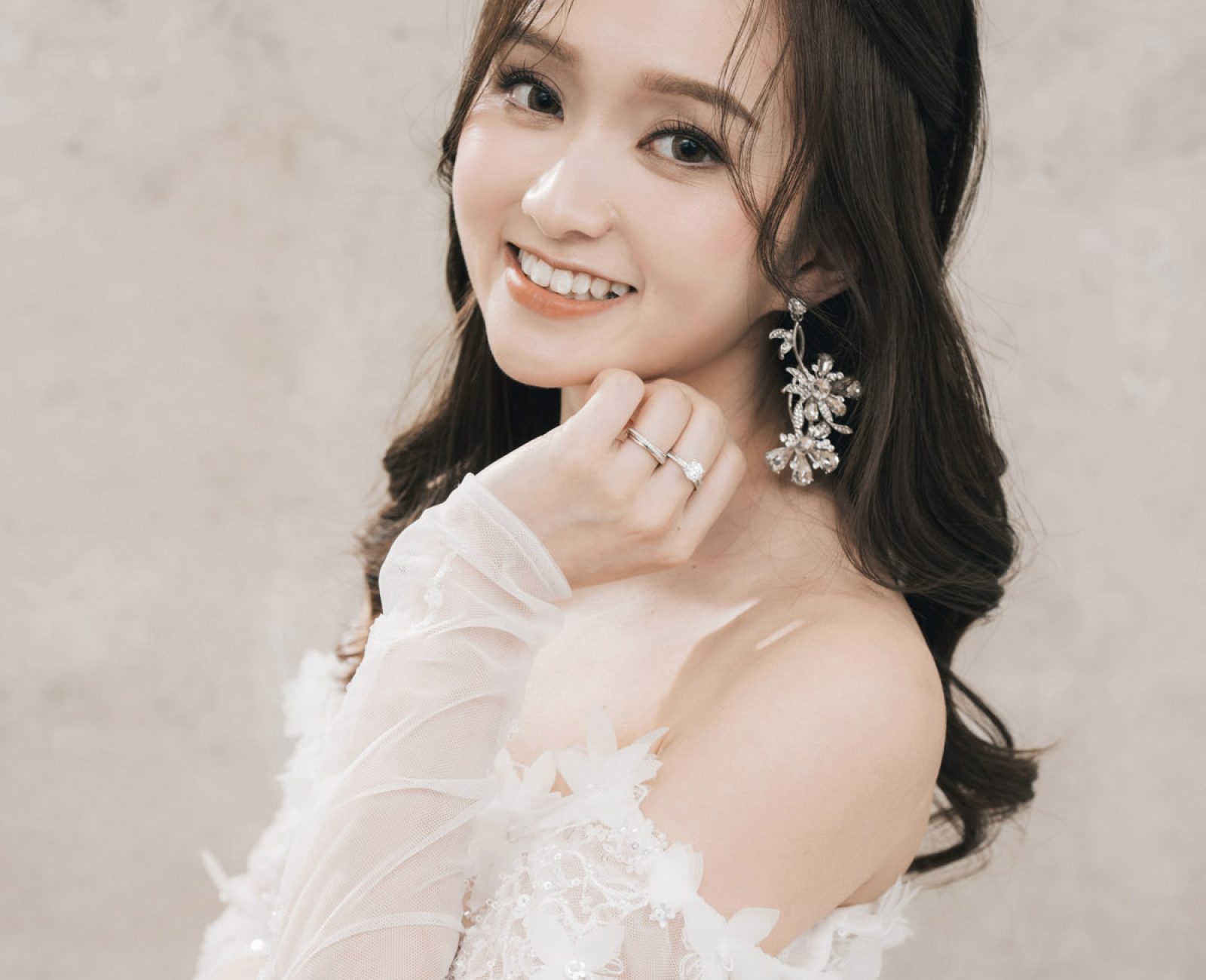 {"ARInfo":{"IsUseAR":false},"Version":"1.0.0","MakeupInfo":{"IsUseMakeup":false},"FaceliftInfo":{"IsChangeEyeLift":false,"IsChangeFacelift":false,"IsChangePostureLift":false,"IsChangeNose":false,"IsChangeFaceChin":false,"IsChangeMouth":false,"IsChangeThinFace":true},"BeautyInfo":{"IsAIBeauty":false,"OldBeautyCount":1,"IsSharpen":false,"SwitchMedicatedAcne":false,"IsBrightEyes":false,"IsOldBeauty":false,"IsReduceBlackEyes":false},"HandlerInfo":{"AppName":2},"FilterInfo":{"IsUseFilter":false}}